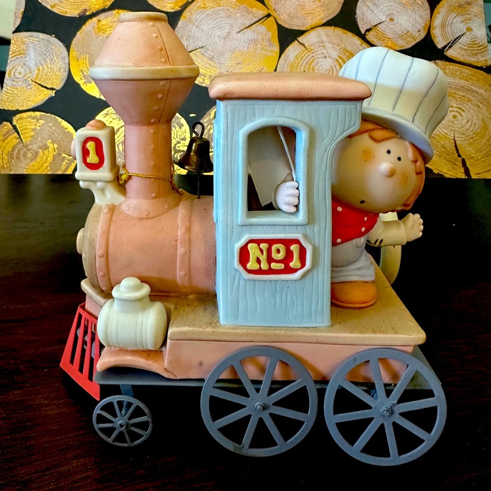 Vintage Train Figurine - Multicolor BUMPKINS 
Wheels Move